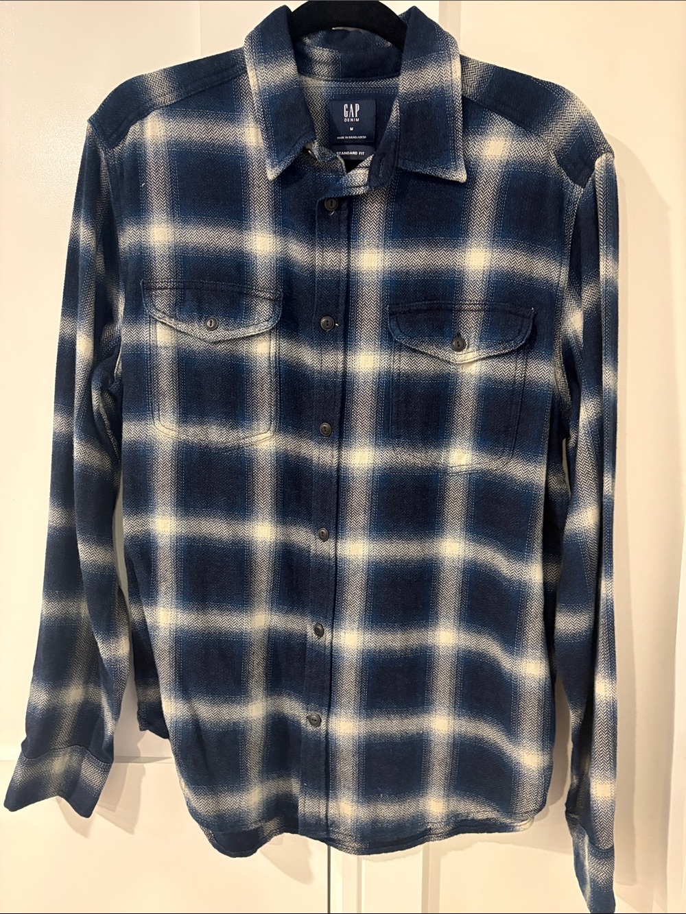 GAP Men’s Navy and Cream Plaid Button-Up Flannel Shirt Size M